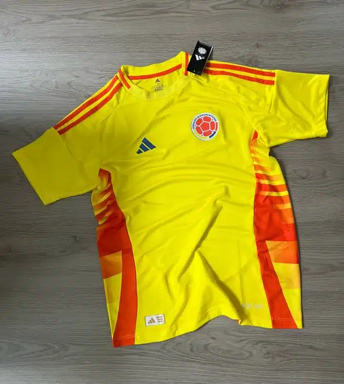 Camiseta Local Selección Colombia Tipo Fan 24/25 — Orgullo Tricolor para la Copa América