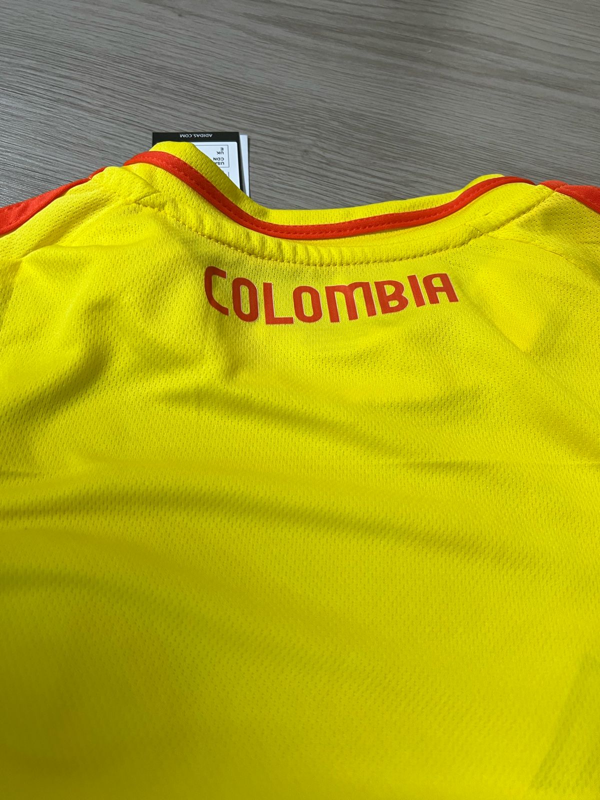 Camiseta Local Selección Colombia Tipo Fan 24/25 — Orgullo Tricolor para la Copa América